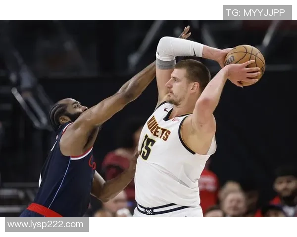 快船与勇士激战G6争夺季后赛晋级关键战役的精彩回顾与分析 快船与勇士激战G6争夺季后赛晋级关键战役的精彩回顾与分析